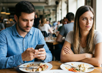 O que significa, segundo a psicologia, quando uma pessoa checa o celular o tempo todo durante o encontro?