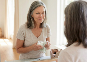O que significa parar de usar maquiagem depois de certa idade, segundo a psicologia
