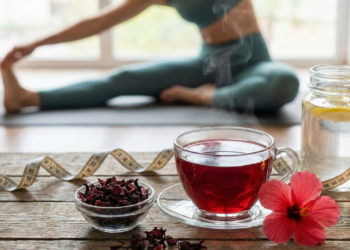 Chá de hibisco atua na queima de gordura e desincha o corpo