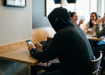 Pessoas com traços antissociais costumam repetir esses comportamentos sociais, apontam estudos em psicologia