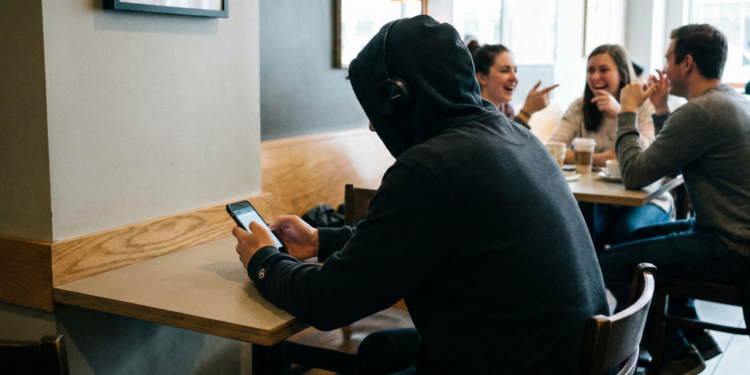 Pessoas com traços antissociais costumam repetir esses comportamentos sociais, apontam estudos em psicologia