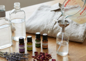 Poucos sabem como fazer em casa a água perfumada que lojas de grife borrifam nas roupas