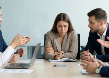 Atitudes que fazem você parecer inseguro sem perceber, segundo a psicologia social