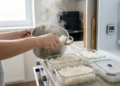 A única maneira de evitar que o arroz cozido azede na geladeira