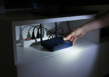 Poucos sabem qual é o aparelho eletrônico que deve ser retirado da tomada durante quedas de energia