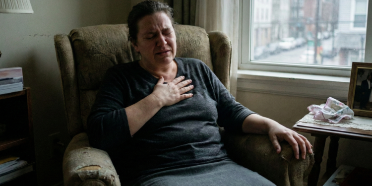 Por que sentimos dor no peito quando estamos emocionalmente sobrecarregados, segundo a psicossomática