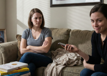 Esses são os principais sinais de que você convive com um irmão emocionalmente manipulador, segundo a psicologia