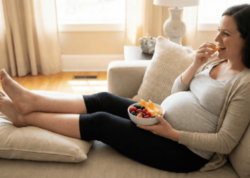 Pernas inchadas na gravidez? Veja os alimentos que podem aliviar o desconforto