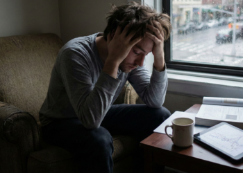 Por que sentimos cansaço físico quando estamos ansiosos, segundo a psicologia clínica