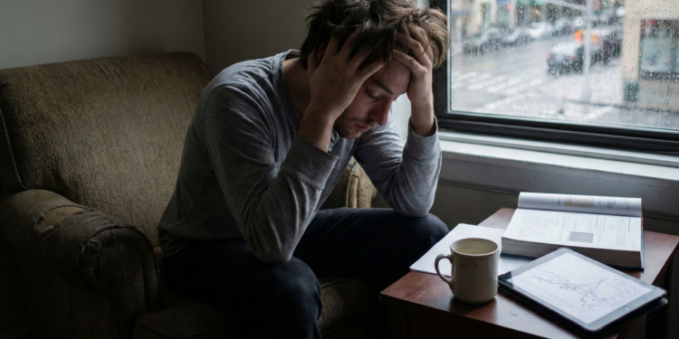 Por que sentimos cansaço físico quando estamos ansiosos, segundo a psicologia clínica