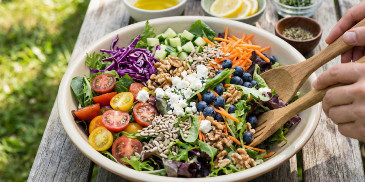 Por que variar ingredientes na salada fortalece a saúde e previne de carências nutricionais