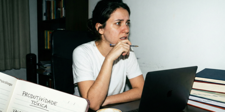 O que significa se sentir ansioso quando não está produzindo, segundo a psicologia