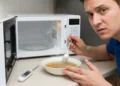 Por que você deveria esperar alguns minutos antes de comer alimentos aquecidos no micro-ondas