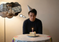 Por que algumas pessoas ficam tristes no próprio aniversário, segundo a psicologia das emoções