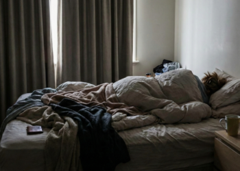 Por que sentimos vontade de dormir o dia inteiro quando estamos desmotivados, segundo a psicologia comportamental