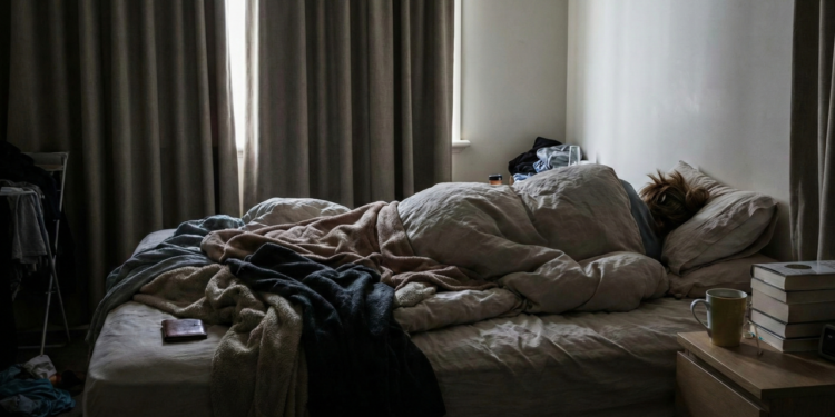 Por que sentimos vontade de dormir o dia inteiro quando estamos desmotivados, segundo a psicologia comportamental