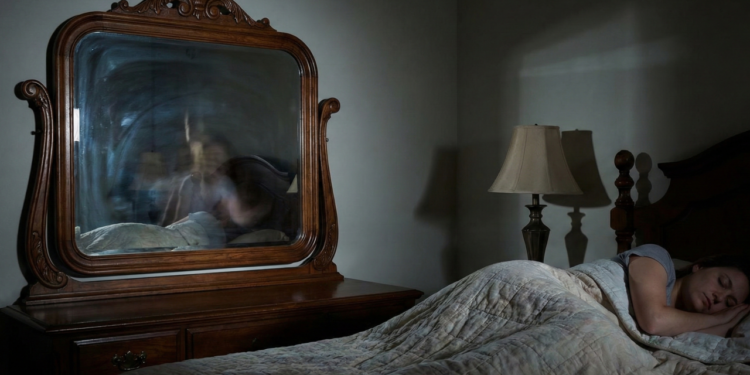 Poucos sabem o que significa dormir com um espelho virado para a cama