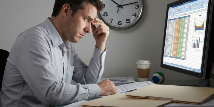 Por que algumas pessoas sempre adiam decisões importantes