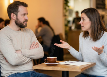 O que significa cruzar os braços com frequência durante conversas, segundo a psicologia