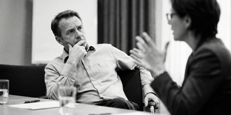 Segundo a psicologia cognitiva, pessoas que pensam antes de responder em discussões demonstram alto nível de autocontrole