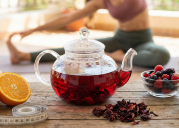 Benefícios do chá de hibisco para metabolismo e retenção e como ajuda no emagrecimento