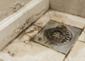 Poucos sabem por que limpar o ralo do banheiro regularmente evita problemas maiores na casa