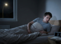 Poucos sabem por que acordamos no meio da noite sem motivo aparente e como evitar isso
