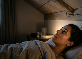 O significado de ouvir estalos no teto à noite segundo especialistas