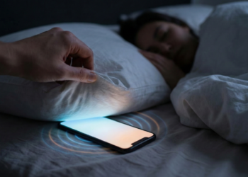 Poucos sabem o que significa dormir com o celular debaixo do travesseiro