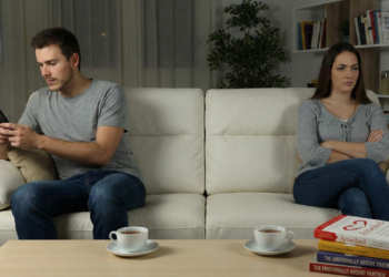 Os sinais de que seu parceiro perdeu o interesse íntimo, mas continua por medo da separação, segundo a psicologia