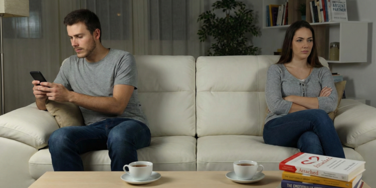 Os sinais de que seu parceiro perdeu o interesse íntimo, mas continua por medo da separação, segundo a psicologia