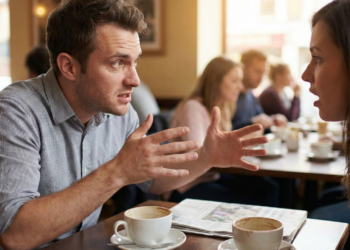 O que significa quando alguém não consegue ficar em silêncio durante conversas segundo a psicologia