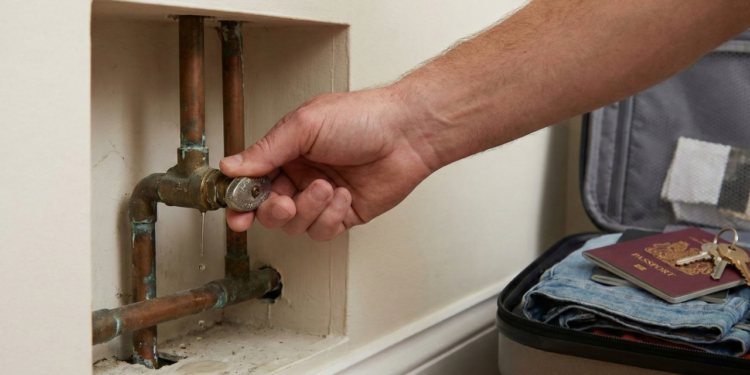 Poucos sabem por que recomendam fechar o registro de água antes de viajar, mesmo por poucos dias