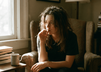 O que significa roer unhas com frequência, segundo especialista