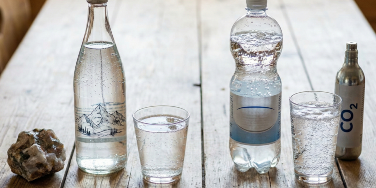 Qual a diferença entre água com gás natural e água gaseificada artificialmente?