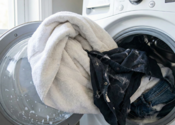 Poucos sabem por que misturar toalhas e roupas comuns na máquina pode comprometer a lavagem