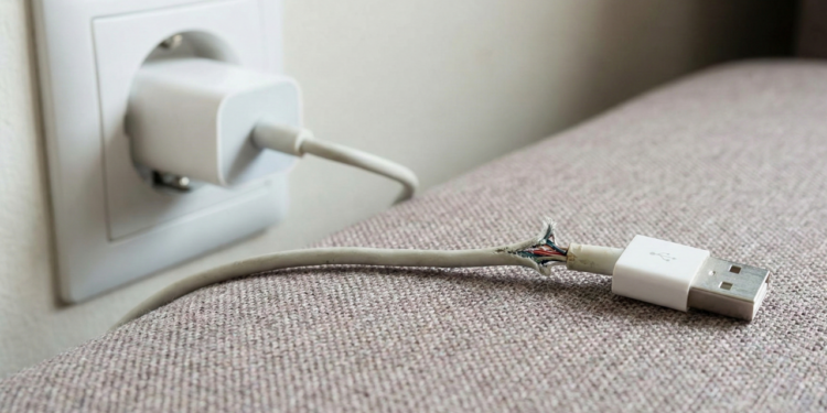 O erro comum que muitos cometem com o carregador de celular e pode provocar curtos-circuitos