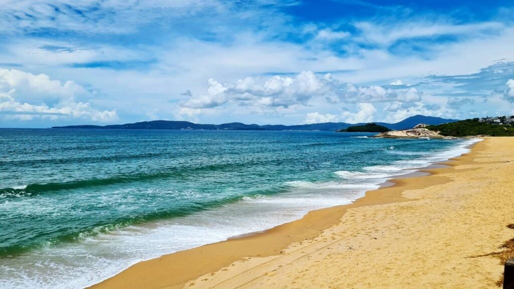 Perto de Balneário Camboriú e a 70 km de Florianópolis, essa cidade lidera a valorização imobiliária e oferece praias de luxo em SC
