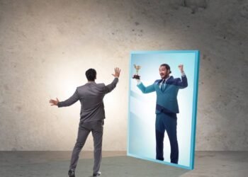 7 sinais de narcisistas ocultos que elogiam na frente e sabotam por trás