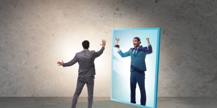 7 sinais de narcisistas ocultos que elogiam na frente e sabotam por trás