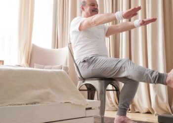 3 exercícios que você pode fazer sentado para salvar sua coluna