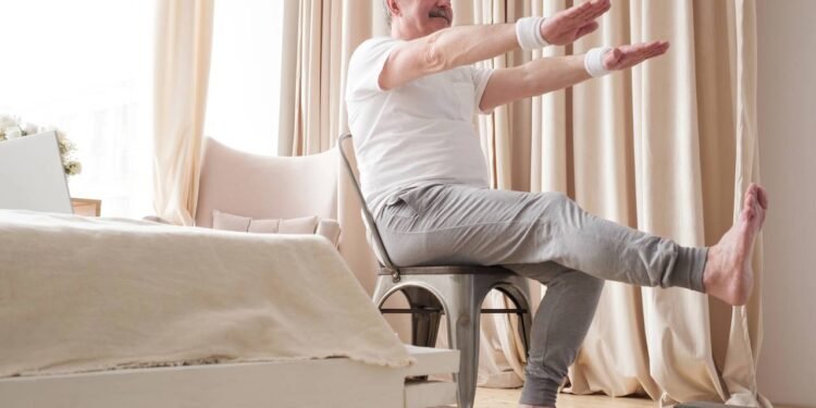 3 exercícios que você pode fazer sentado para salvar sua coluna