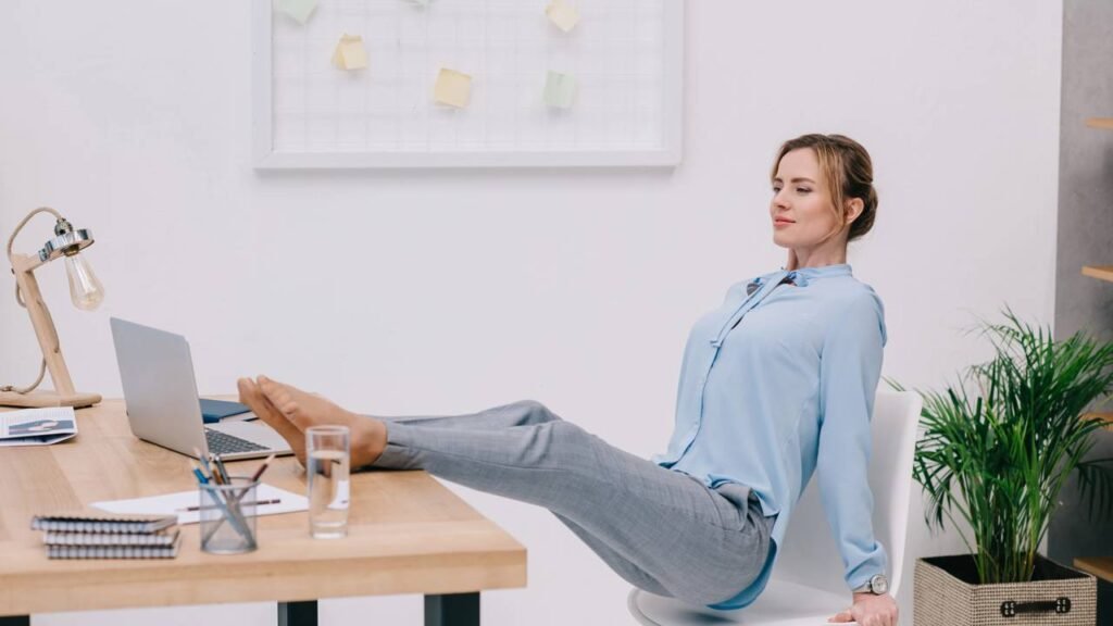 3 exercícios que você pode fazer sentado para salvar sua coluna