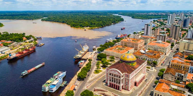 Viver em Manaus oferece a experiência única de desfrutar de serviços metropolitanos avançados com acesso imediato aos maiores rios do mundo. / Imagem Ilustrativa