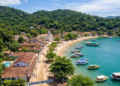 A ilha paradisíaca no Rio de Janeiro que baniu carros é um paraíso com apenas 5 mil moradores que preserva sua beleza e Mata Atlântica