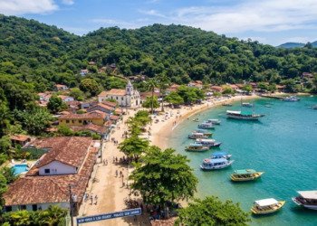 A ilha paradisíaca no Rio de Janeiro que baniu carros é um paraíso com apenas 5 mil moradores que preserva sua beleza e Mata Atlântica
