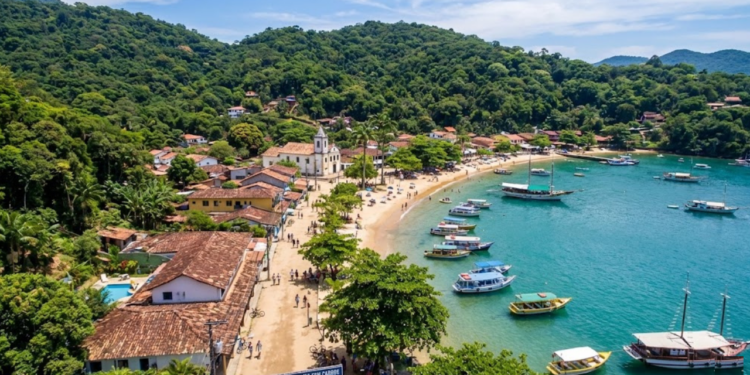 Viver na Vila do Abraão, o centro urbano da ilha, significa adaptar-se a uma rotina onde tudo é transportado por carrinhos de mão ou barcos. / Imagem Ilustrativa