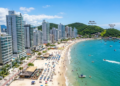 Perto de Balneário Camboriú e a 70 km de Florianópolis, essa cidade lidera a valorização imobiliária e oferece praias de luxo em SC