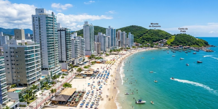 Perto de Balneário Camboriú e a 70 km de Florianópolis, essa cidade lidera a valorização imobiliária e oferece praias de luxo em SC