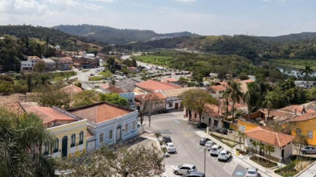 Uma cidade com charme de vila histórica preservada está construindo condomínios luxuosos no Brasil